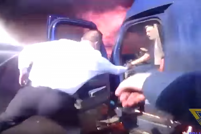 Ezen a videón életet ment egy rendőr, a robbanás előtt húzza ki a sofőrt a kamionból