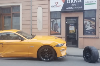 Száraz egyenes úton sikerült rommá törni a Ford Mustangot