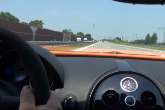 Egy Bugatti Veyronból nézve minden autó áll az autópályán