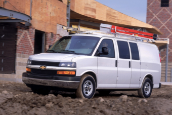 A régi jó dolgokból azért maradt valami: még mindig kapható V8-assal a Chevrolet Express