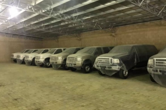 Tíz drága terepjáró áll Dubajban fóliával letakarva, a tulaj egy kilométert sem ment velük