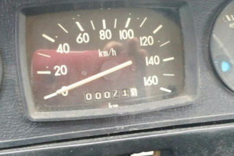 Új autóként parkolták le, 28 év után került elő a garázsból