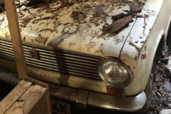 Hihetetlenül kalandos sorsú veterán autót találtak egy skót garázsban