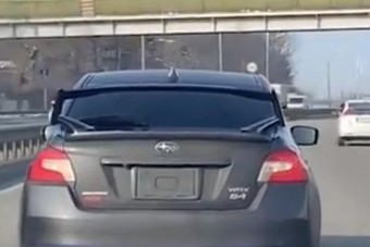 Mindenkit megdöbbentett ez a fiatal srác a Subaru volánjánál – videó