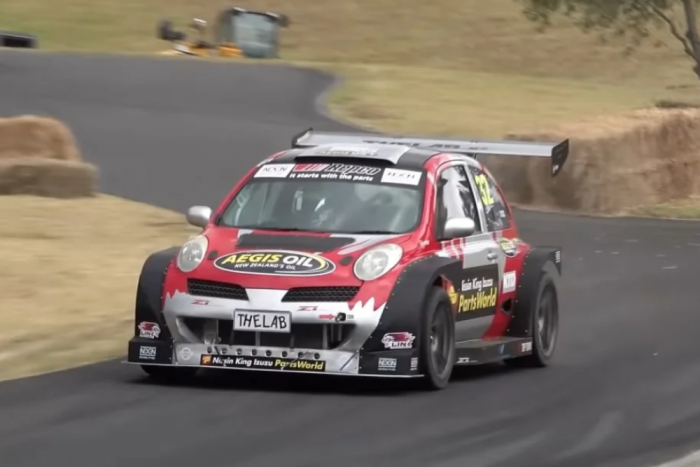 Inkább őrült mint gyors ez a 650 lóerős Nissan Micra