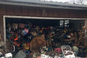 Hihetetlen, mi lapult meg a szeméttel teli garázsban