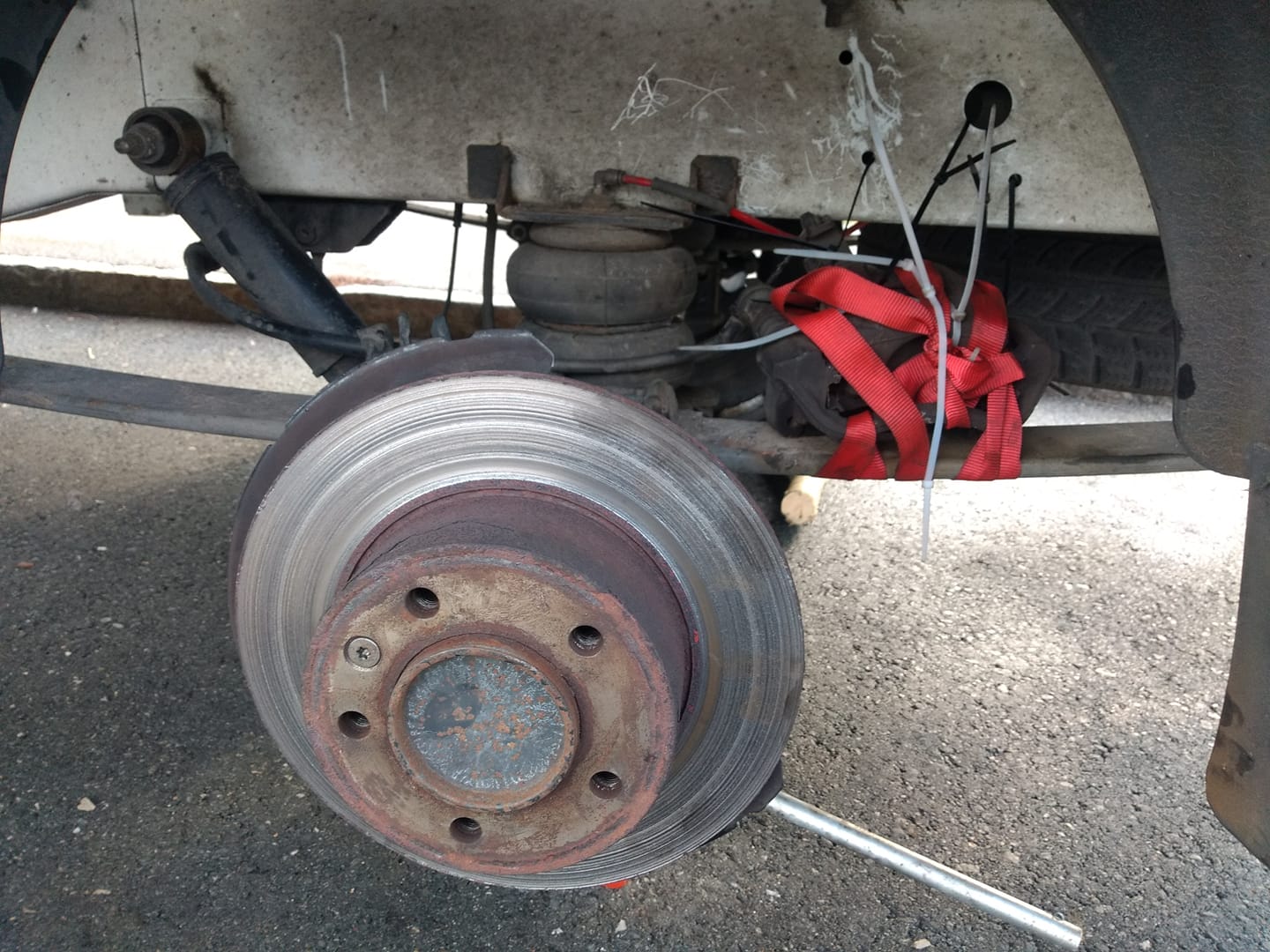 13 friss sírva röhögős fotó a műhelypokolból 3