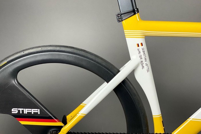 Vettel új bringájától te is ledobod a láncot