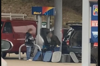 Életveszélyes őrültséget műveltek egy amerikai benzinkúton