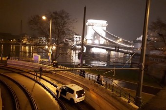 Érthetetlen, de megint villamossínekre került egy autó Budapesten