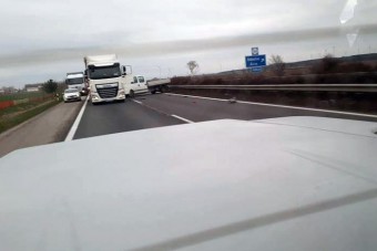 Baleset miatt durván beállt az M1-es
