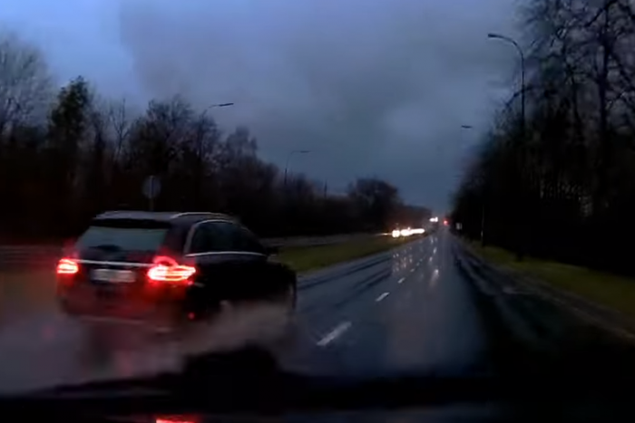 A modern Mercedes sem mindenható az esőben