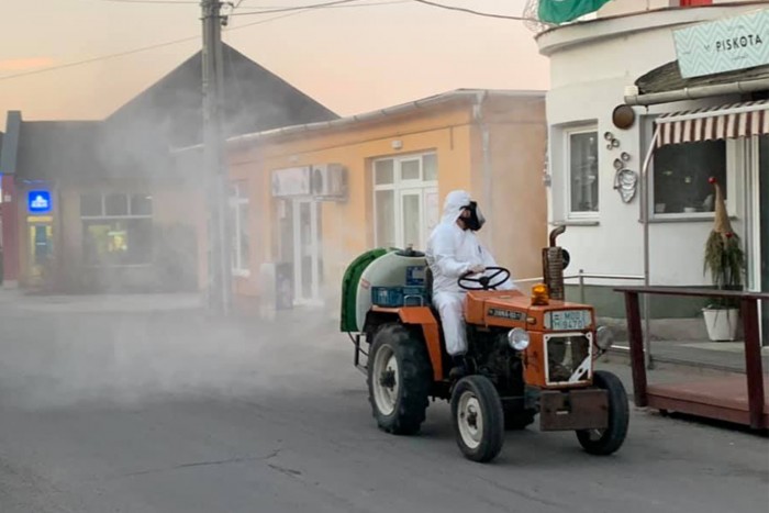 Kistraktorral ölik a koronavírust Ácson