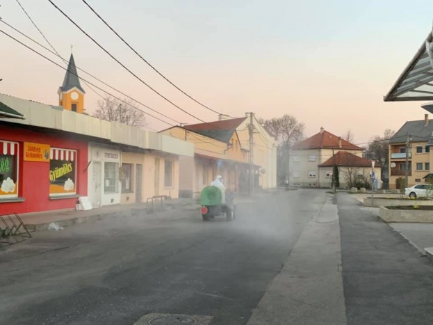 Kistraktorral ölik a koronavírust Ácson 2