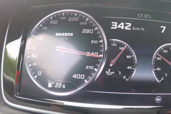 Azt hiszed, átverés, ahogy ez a Mercedes 340 km/órára gyorsul