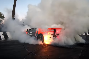 A durva gumiégetésben kigyulladt a Lamborghini, a tulaj vissza se nézett, amikor kiszállt