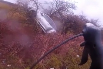 Kétsávos úton tekerő kerékpárost nem vett észre az autós, egy fa tetején kötött ki