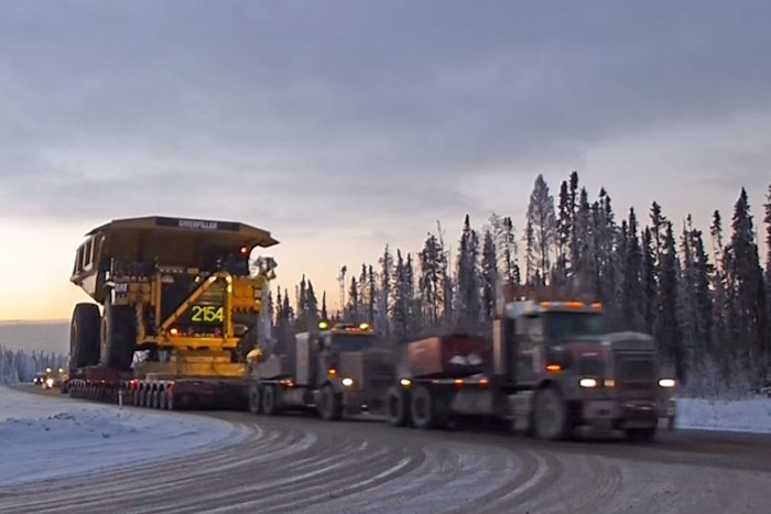 Így szállítják a világ legnagyobb bányagépeit
