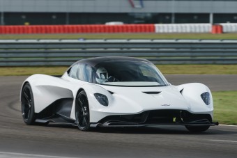 Hibridet vezethet James Bond