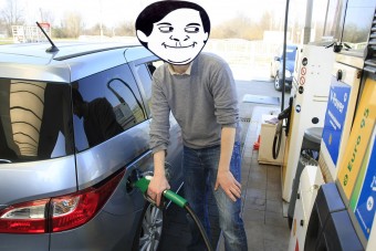 Ma történelmi rekordra süllyedt a benzin ára