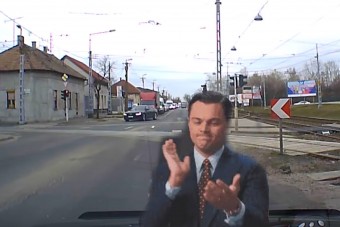 Ha szirénázó rendőr-Audi lett volna, akkor megértjük, de így durván szabálytalan