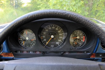 Ezt jelentik a sebességmérő órák apró jelölései