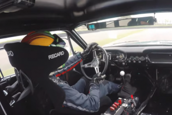 Élmény nézni, ahogy ez a veterán Mustang versenytempóban zúz