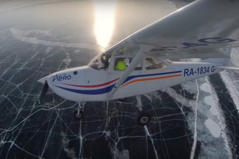 Ahogy ez a repülő landol a befagyott Bajkál-tavon, az mesés látvány