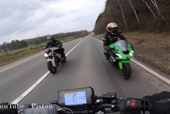 Ez a fiatal motoros tényleg centikre került a haláltól