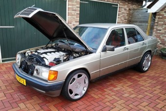 Irdatlan motor került ebbe a 190-es Mercibe