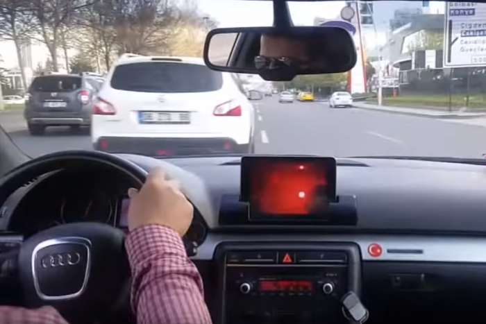 Élő videóban közvetítették a közúti illegális versenyt, aminek baleset lett a vége