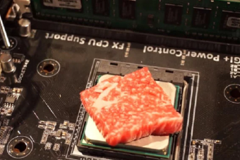 Számítógépét használja tűzhelyként egy férfi