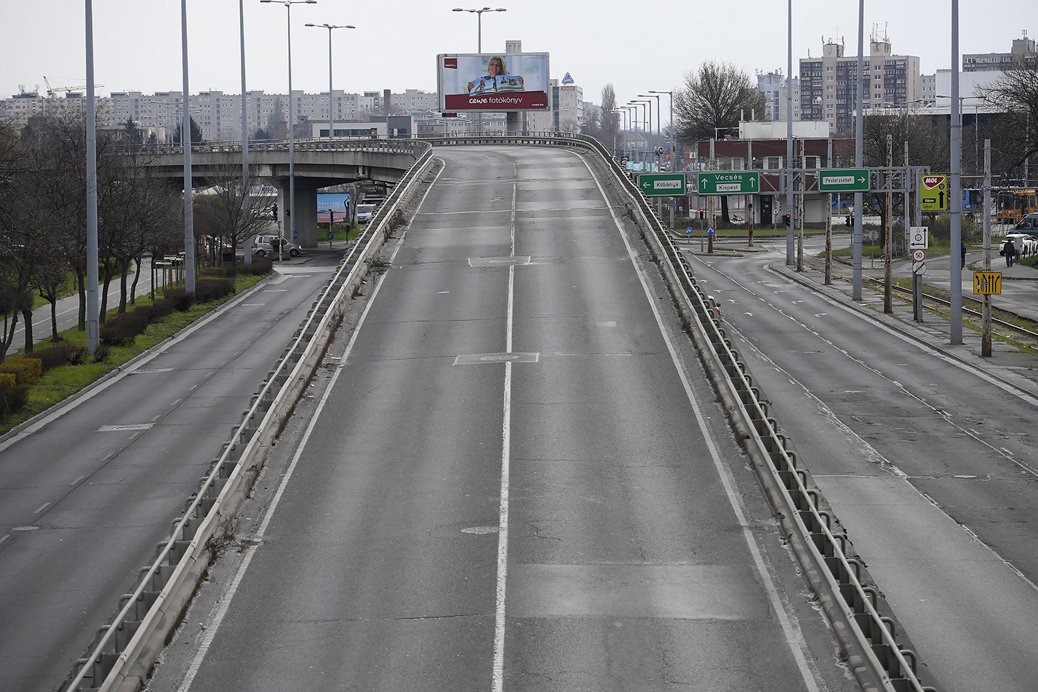 Újabb fotókon a szellemjárta, kihalt budapesti utak 1