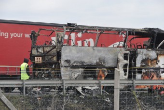 Fotókon az M0-son kiégett busz