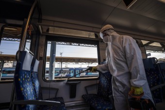 Fotókon, ahogy a MÁV fertőtleníti a vonatokat