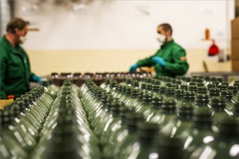 Ablakmosó helyett fertőtlenítőszert kezdett el gyártani a MOL itthon