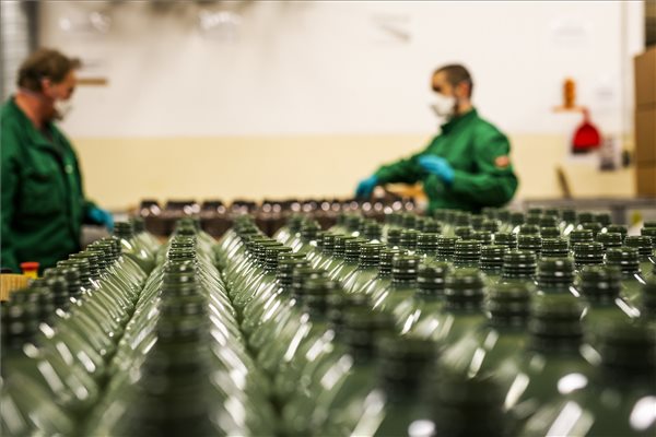 Ablakmosó helyett fertőtlenítőszert kezdett el gyártani a MOL itthon