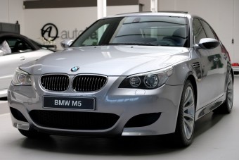 Ez a tíz hengerrel üvöltő BMW M5 már sosem lesz olcsóbb