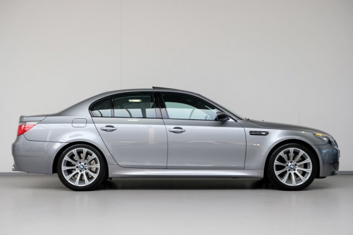 Ez a tíz hengerrel üvöltő BMW M5 már sosem lesz olcsóbb 2