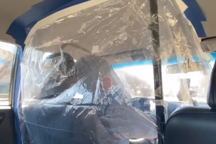 Így védekeznek ötletes taxisok a koronavírus ellen világszerte