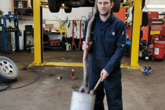 A szerelő is meglepődött, amikor kiderült a furcsa kipufogóhang oka