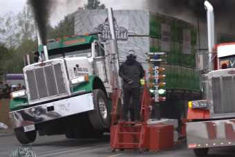 Koromfekete füstfelhők és tengernyi nyomaték lassított felvételen