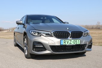 Ez a BMW jóból akkor lesz példás, ha állandóan a töltőn lóg