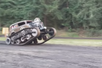 A lánctalpas, kompresszoros V8-as hot rodnál jobb játékot nem látsz ma