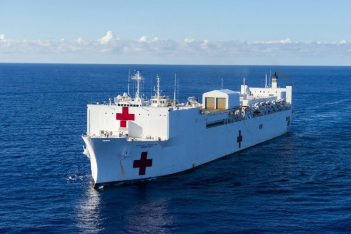 A világ legnagyobb kórházhajója tart New York felé