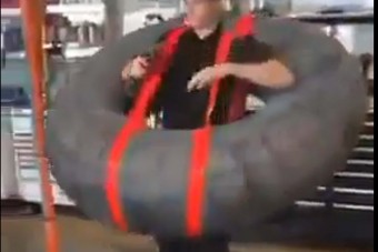 Egyedi módon tartották a másfél méteres szociális távolságot ebben a gumis műhelyben