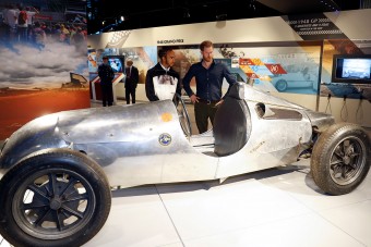 F1: Hamilton Harry herceggel nyitotta meg a silverstone-i múzeumot