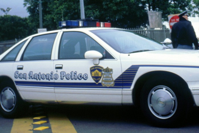 Szolgálatban lévő rendőr rongált meg autókat