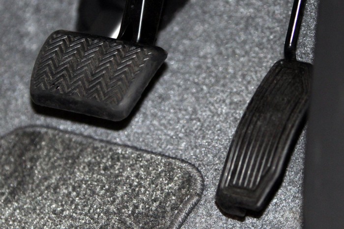 Robotagy állít meg, ha rossz pedált taposol