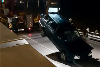 A Tiszába hajtott egy autó Szegeden, a segítségére érkező daru is balesetezett